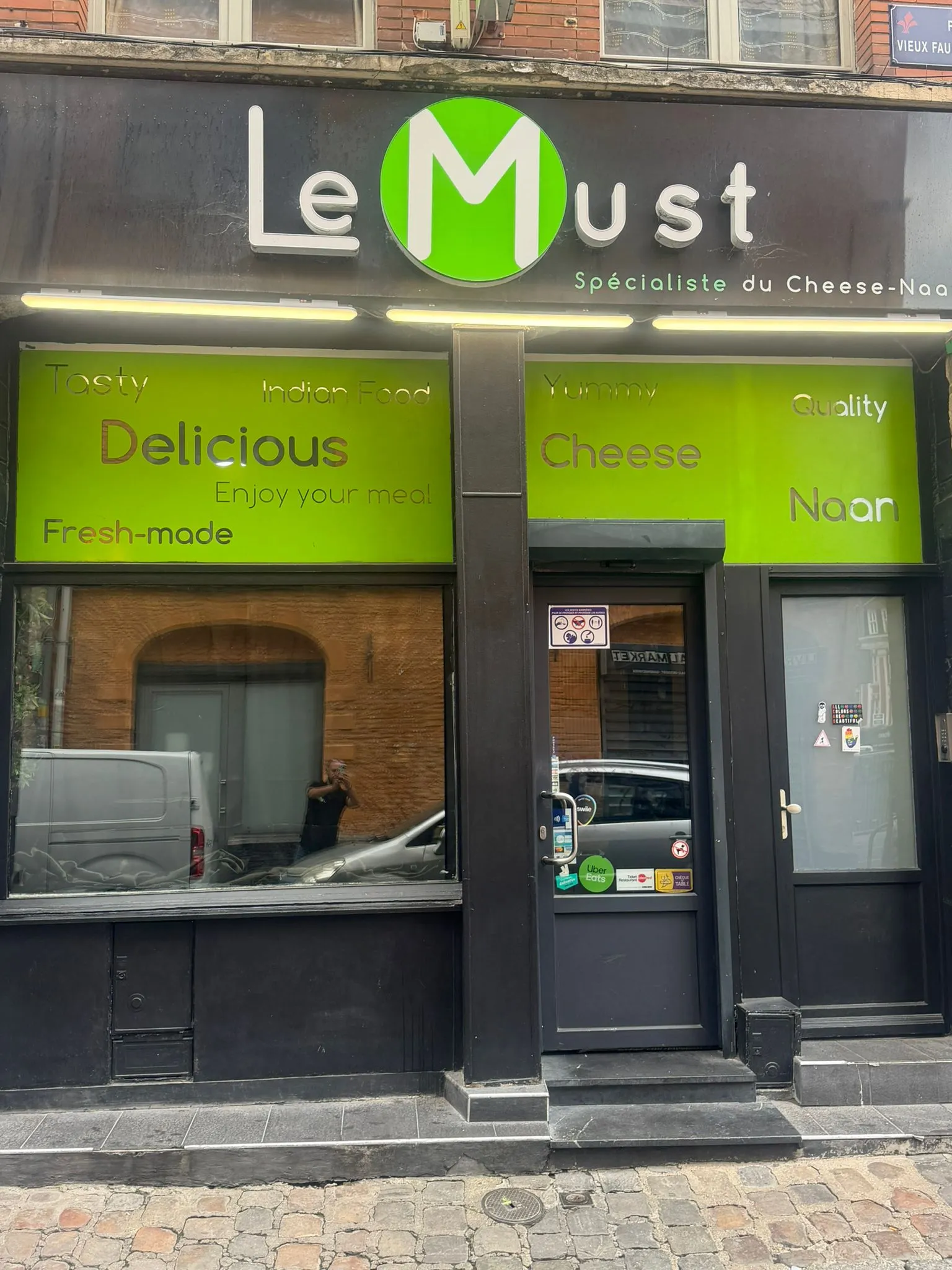 Devanture LE MUST